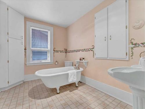 54 3 Street Sw, Medicine Hat, AB - Indoor Photo Showing Bathroom