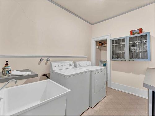 54 3 Street Sw, Medicine Hat, AB - Indoor Photo Showing Laundry Room