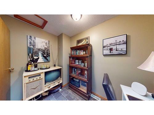 155 3 Street Ne, Medicine Hat, AB - Indoor Photo Showing Office