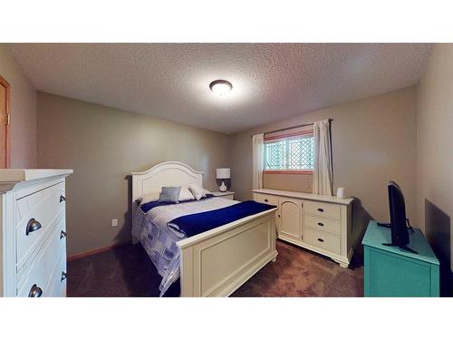 155 3 Street Ne, Medicine Hat, AB - Indoor Photo Showing Bedroom