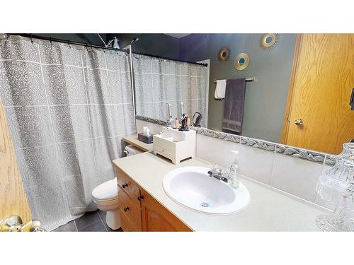 155 3 Street Ne, Medicine Hat, AB - Indoor Photo Showing Bathroom