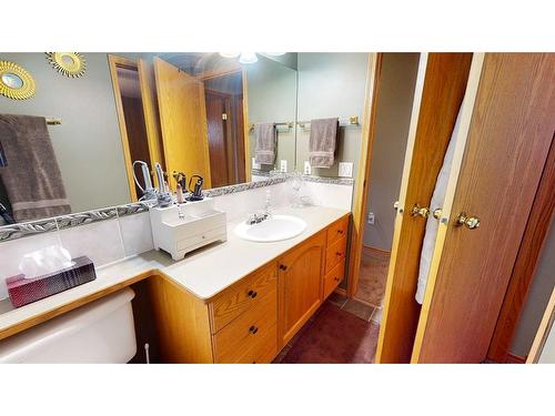 155 3 Street Ne, Medicine Hat, AB - Indoor Photo Showing Bathroom