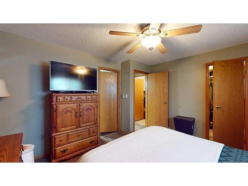 155 3 Street Ne, Medicine Hat, AB - Indoor Photo Showing Bedroom