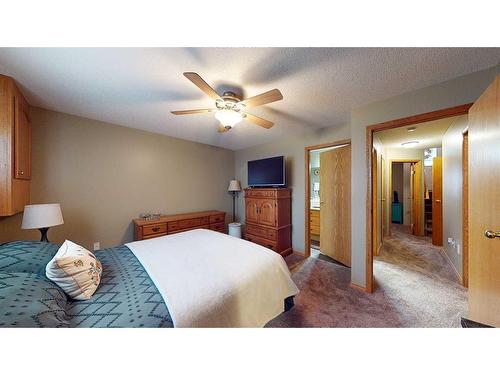 155 3 Street Ne, Medicine Hat, AB - Indoor Photo Showing Bedroom