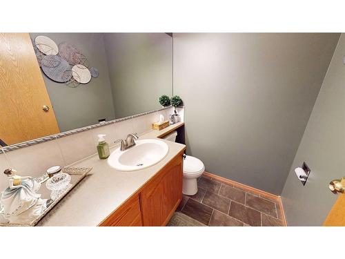 155 3 Street Ne, Medicine Hat, AB - Indoor Photo Showing Bathroom