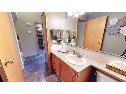 155 3 Street Ne, Medicine Hat, AB - Indoor Photo Showing Bathroom