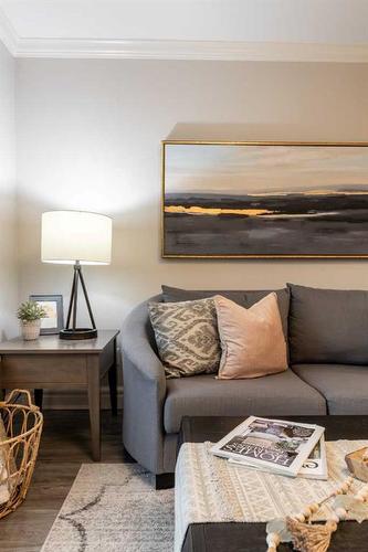 52 Cunliffe Crescent Se, Medicine Hat, AB - Indoor Photo Showing Living Room