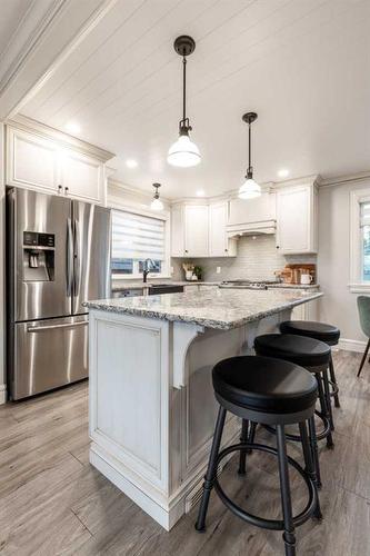 52 Cunliffe Crescent Se, Medicine Hat, AB - Indoor Photo Showing Kitchen With Upgraded Kitchen