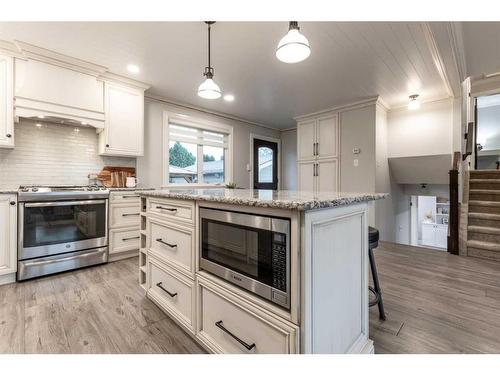 52 Cunliffe Crescent Se, Medicine Hat, AB - Indoor Photo Showing Kitchen With Upgraded Kitchen