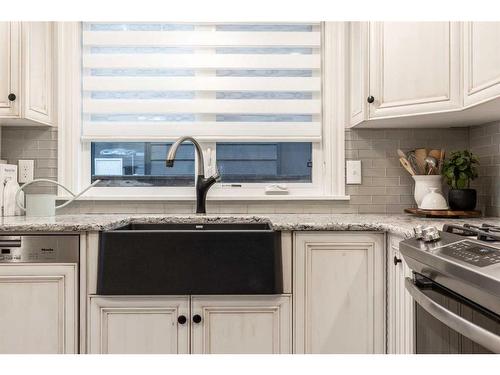 52 Cunliffe Crescent Se, Medicine Hat, AB - Indoor Photo Showing Kitchen