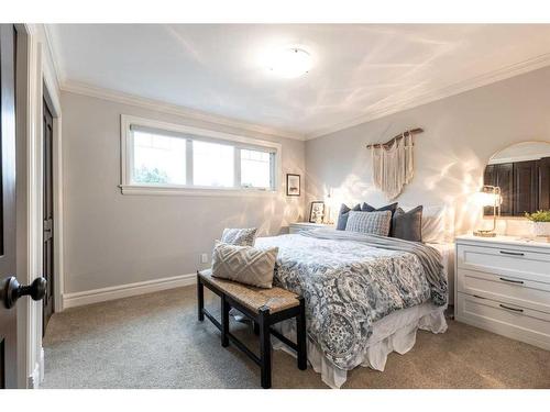 52 Cunliffe Crescent Se, Medicine Hat, AB - Indoor Photo Showing Bedroom