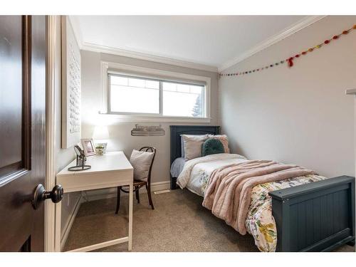 52 Cunliffe Crescent Se, Medicine Hat, AB - Indoor Photo Showing Bedroom