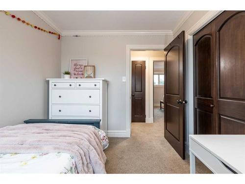 52 Cunliffe Crescent Se, Medicine Hat, AB - Indoor Photo Showing Bedroom