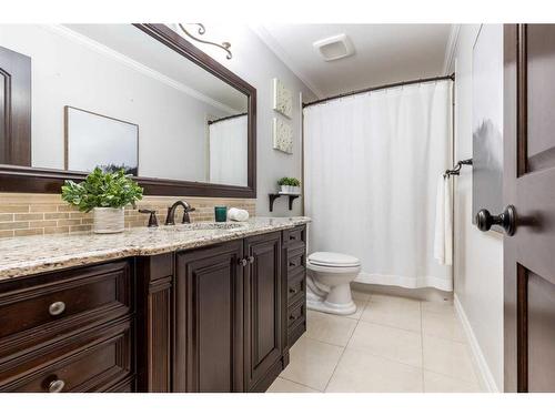 52 Cunliffe Crescent Se, Medicine Hat, AB - Indoor Photo Showing Bathroom