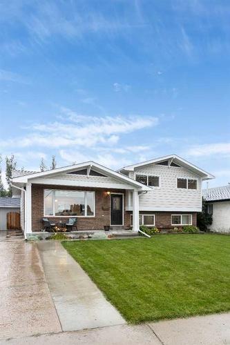 52 Cunliffe Crescent Se, Medicine Hat, AB - Outdoor With Facade