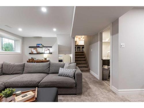 52 Cunliffe Crescent Se, Medicine Hat, AB - Indoor Photo Showing Living Room