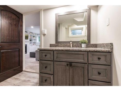 52 Cunliffe Crescent Se, Medicine Hat, AB - Indoor Photo Showing Bathroom