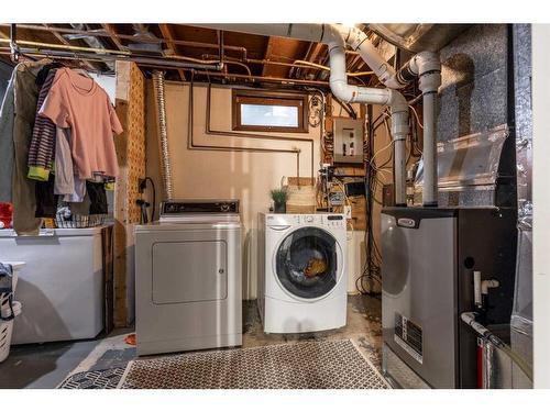 52 Cunliffe Crescent Se, Medicine Hat, AB - Indoor Photo Showing Laundry Room