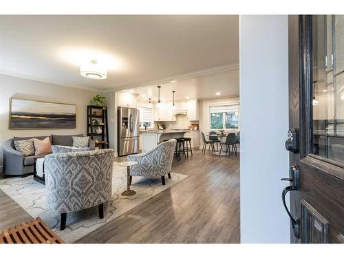 52 Cunliffe Crescent Se, Medicine Hat, AB - Indoor Photo Showing Living Room