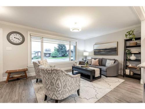 52 Cunliffe Crescent Se, Medicine Hat, AB - Indoor Photo Showing Living Room