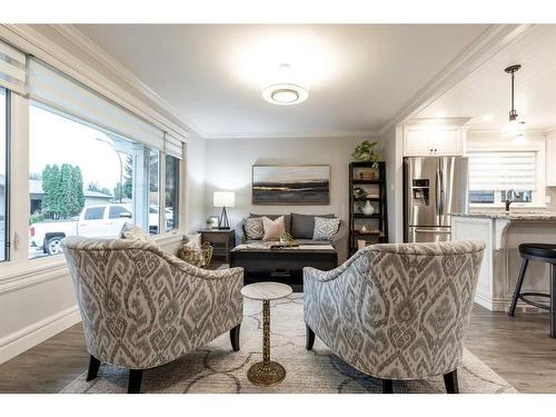 52 Cunliffe Crescent Se, Medicine Hat, AB - Indoor Photo Showing Living Room