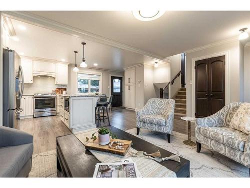 52 Cunliffe Crescent Se, Medicine Hat, AB - Indoor Photo Showing Living Room