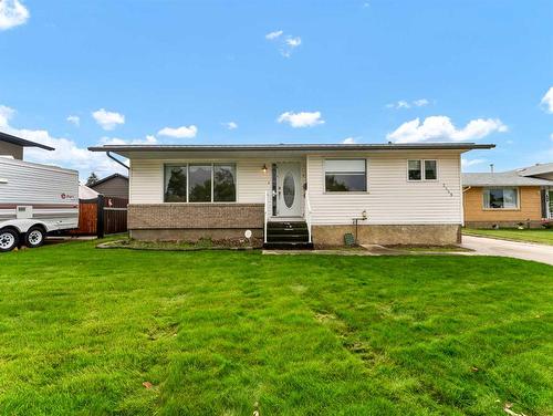 2569 24 Street Se, Medicine Hat, AB - Outdoor