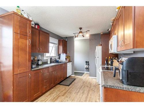 59 Ross Glen Crescent Se, Medicine Hat, AB - Indoor Photo Showing Kitchen