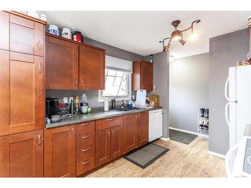 59 Ross Glen Crescent Se, Medicine Hat, AB - Indoor Photo Showing Kitchen With Double Sink