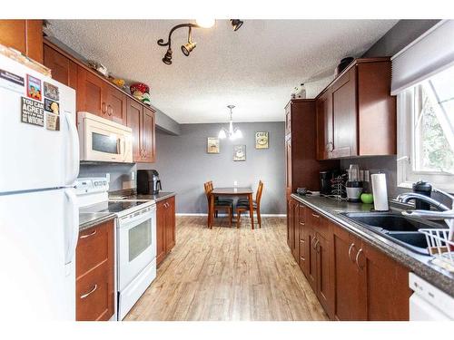 59 Ross Glen Crescent Se, Medicine Hat, AB - Indoor Photo Showing Kitchen With Double Sink