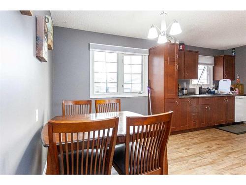 59 Ross Glen Crescent Se, Medicine Hat, AB - Indoor Photo Showing Dining Room