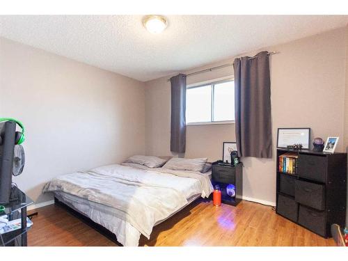 59 Ross Glen Crescent Se, Medicine Hat, AB - Indoor Photo Showing Bedroom