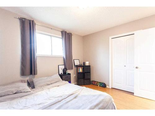 59 Ross Glen Crescent Se, Medicine Hat, AB - Indoor Photo Showing Bedroom