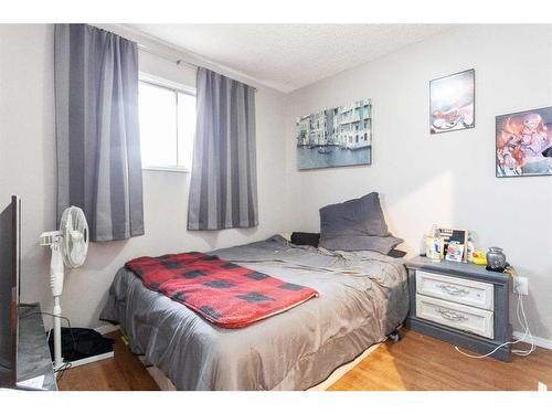 59 Ross Glen Crescent Se, Medicine Hat, AB - Indoor Photo Showing Bedroom