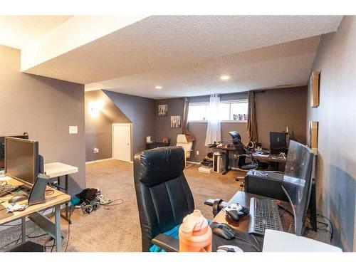 59 Ross Glen Crescent Se, Medicine Hat, AB - Indoor Photo Showing Other Room