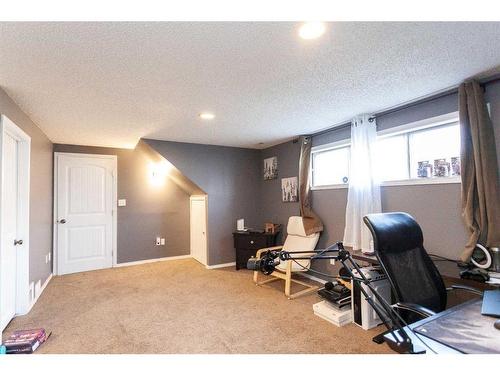 59 Ross Glen Crescent Se, Medicine Hat, AB - Indoor Photo Showing Office