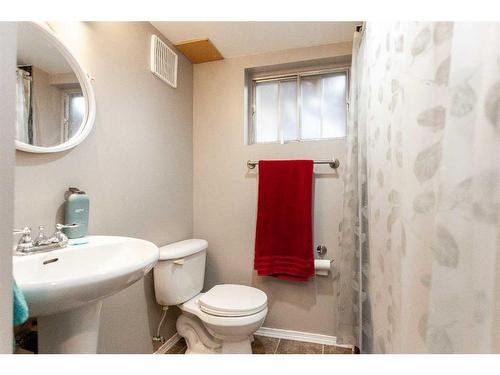 59 Ross Glen Crescent Se, Medicine Hat, AB - Indoor Photo Showing Bathroom