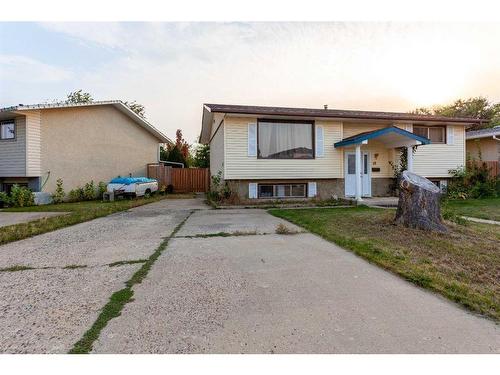 59 Ross Glen Crescent Se, Medicine Hat, AB - Outdoor With Facade