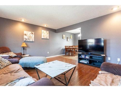 59 Ross Glen Crescent Se, Medicine Hat, AB - Indoor Photo Showing Living Room