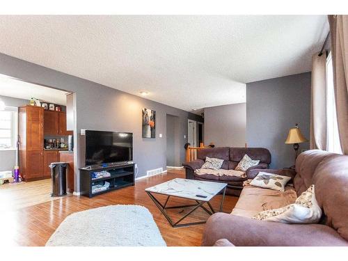 59 Ross Glen Crescent Se, Medicine Hat, AB - Indoor Photo Showing Living Room