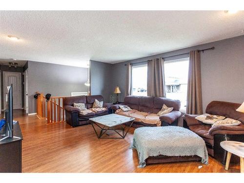 59 Ross Glen Crescent Se, Medicine Hat, AB - Indoor Photo Showing Living Room