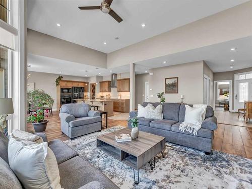 26 Palisades Lane Ne, Medicine Hat, AB - Indoor Photo Showing Living Room