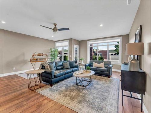 26 Palisades Lane Ne, Medicine Hat, AB - Indoor Photo Showing Living Room