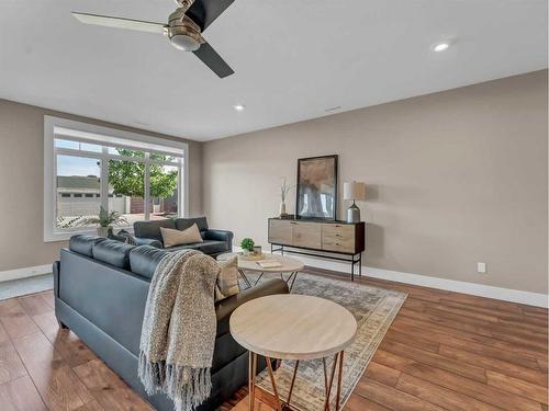 26 Palisades Lane Ne, Medicine Hat, AB - Indoor Photo Showing Living Room