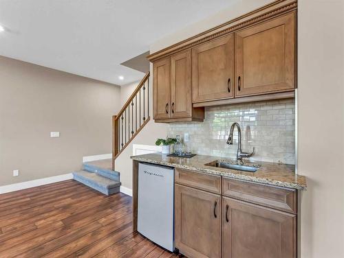 26 Palisades Lane Ne, Medicine Hat, AB - Indoor Photo Showing Kitchen