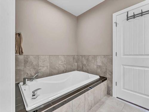 26 Palisades Lane Ne, Medicine Hat, AB - Indoor Photo Showing Bathroom