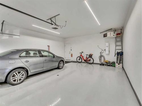 26 Palisades Lane Ne, Medicine Hat, AB - Indoor Photo Showing Garage