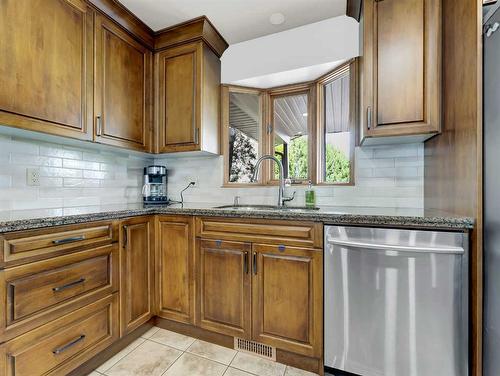 34 Cook Court Se, Medicine Hat, AB - Indoor Photo Showing Kitchen