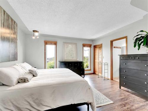 34 Cook Court Se, Medicine Hat, AB - Indoor Photo Showing Bedroom