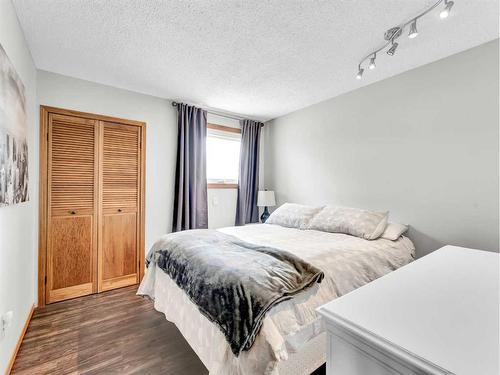 34 Cook Court Se, Medicine Hat, AB - Indoor Photo Showing Bedroom